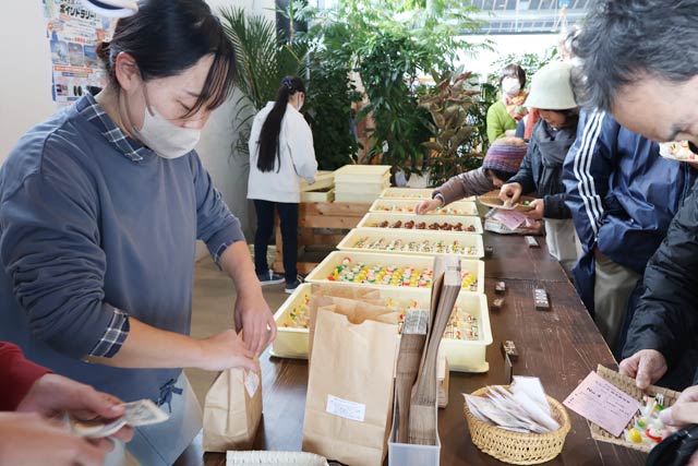 チンコロを販売する田齊さん