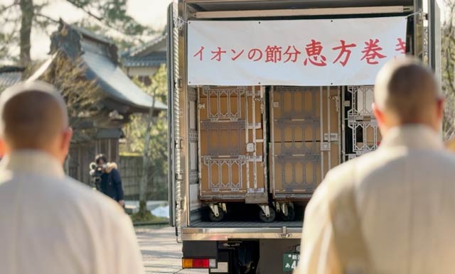 トラックに積み込んだ焼きのりをあらためて祈願