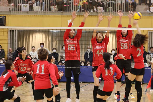 ほとんどジャンプせずに3枚ブロックを決める