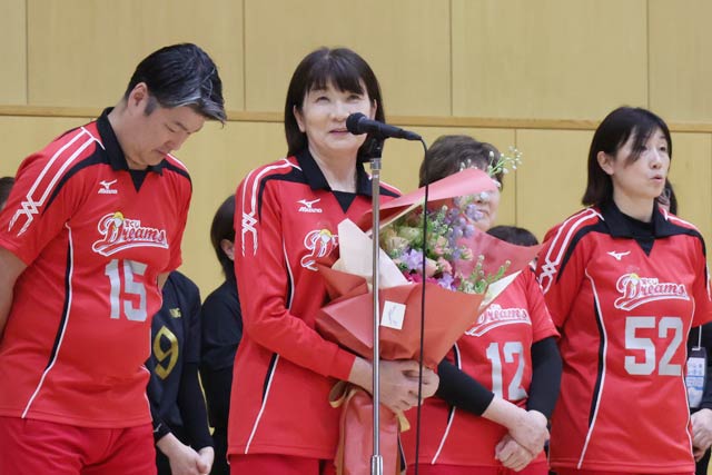 あいさつする江上さん