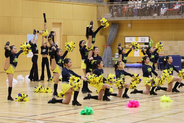 チアチーム「RAINBOW STARS」のオープニング・アクト