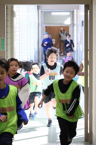 ハンターから逃げる子どもたち