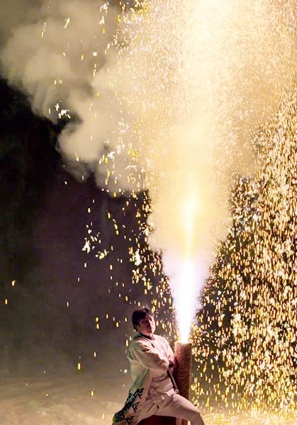 キューピットバレイで豊橋市伝統のの手筒花火