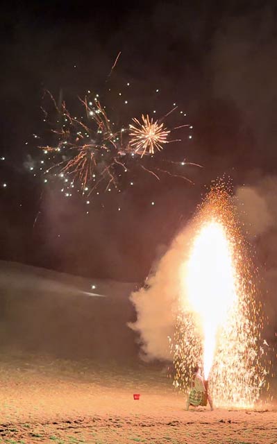 キューピットバレイで打ち上げ花火と手筒花火