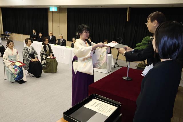 新潟県立吉田病院附属看護専門学校で最後の卒業証書授与式