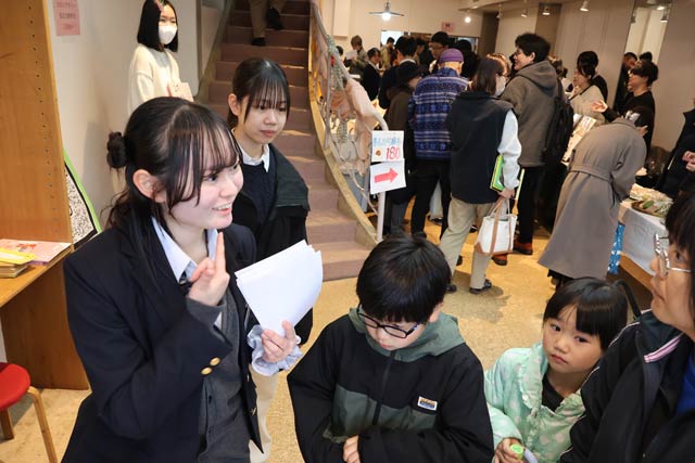 2月28日に旧小川洋装店で開いた「まちなかオープンカフェ 高校生とつくる 本とおやつの文化祭」は大にぎわい