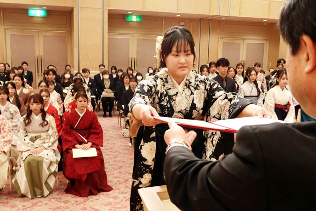 ���Ə؏����󂯂�Ō�w�Ȃ̑��Ɛ���\�f