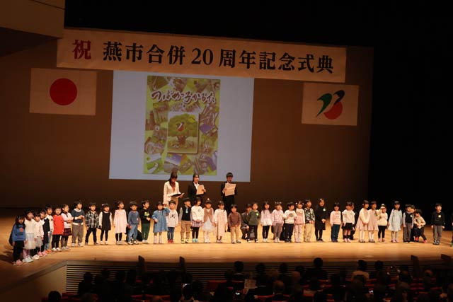 園児による「つばめっ子かるた」の朗読と合唱