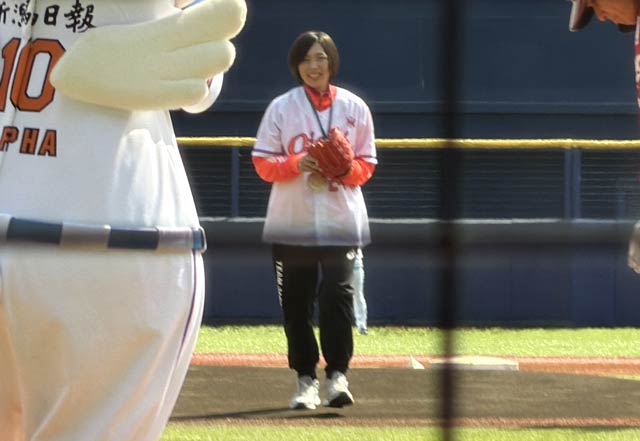 沼倉選手による始球式