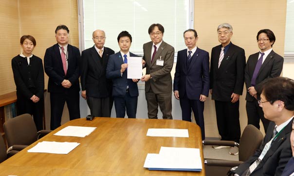 �����H���ƎO�������̓����Œn�����O���s�����ɗv�]�@�V�Z�Ɍ��݂▣�͂���Z���Ȃ�5�𒌂�