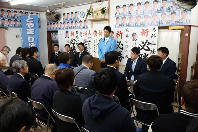 �������J��