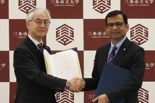 包括的な連携協定に関する締結式で燕中等教育学校の原口央校長と三条市立大学のアハメド・シャハリアル理事長