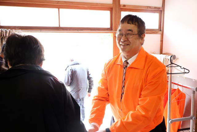 支援者を見送る村上氏