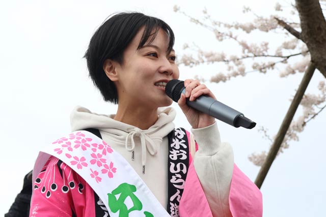 分水おいらん道中でおいらんの分水太夫役を務める須田さんがハーフマラソンのスターターを務める