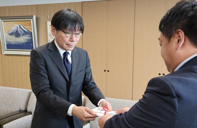 吉川グループがことしも燕市と弥彦村に各100万円寄付　フードバンクなど子ども支援に