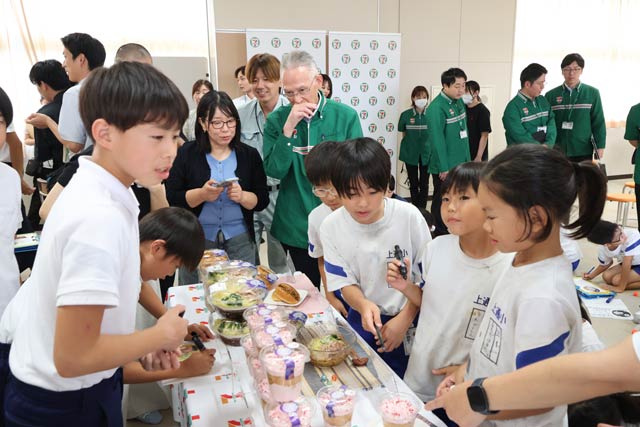 長岡花火への思いをセブンの商品に　上通小5・6年生が考案した応援商品5品をお披露目　売り上げの1％は来年の花火協賛へ