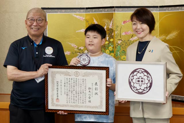 96作品の頂点、統合中学校の校章をデザイン　加茂小6年・鈴木心音さんに表彰状