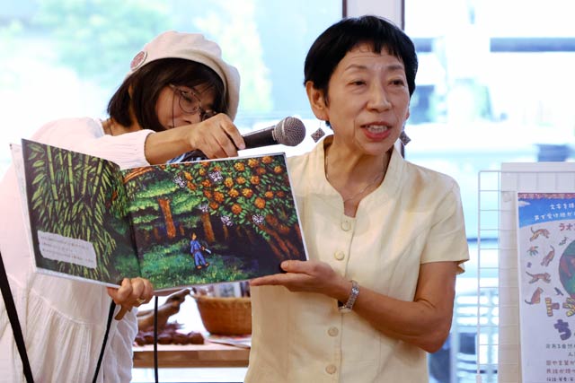 ラオスのモン族に伝わる民話と刺しゅうを紹介　図書館活動家の安井清子さんが新潟市西蒲区で講演