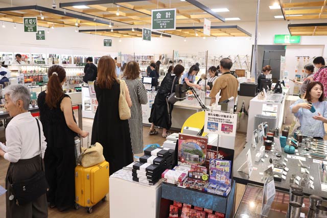 長岡花火客が燕三条で土産購入　道の駅地場産センターに会計待ちの列