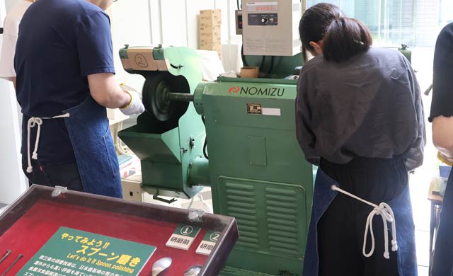 スプーン磨き体験
