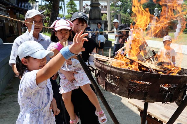 「はしの日」に約500膳を焼納　三条八幡宮ではし供養祭、道具に宿る魂に感謝