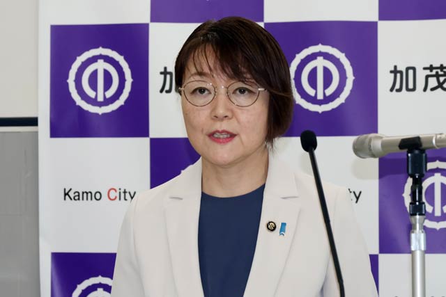 統合加茂中の校章決定、加茂川夏祭りは桃釣り復活　障がい福祉事業所見学　加茂市長8月定例会見
