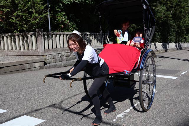 「生まれ育った大好きな場所」で人力車を引く　弥彦出身の女性俥夫がふるさとに凱旋