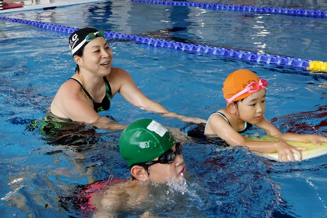 五輪メダリスト中村真衣さんが水泳教室　リニューアルした燕市B&G屋内プールに約60人