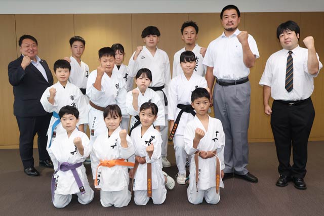 「まず1勝」「全国優勝」燕の空手選手13人が全国へ　市長にそれぞれの決意