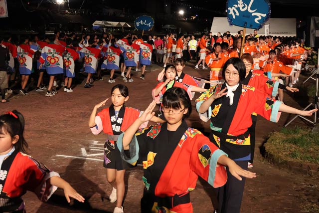 加茂川の夜空に2尺玉3連発　協賛の輪で昨年を上回る夏祭り