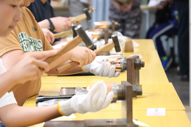 盆休みでにぎわう燕市産業史料館　ものづくり体験に多い日は200人超