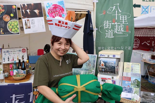 背脂ラーメンを頭に載せて八十里越PR　見附に出店の「道の駅漢学の里 しただ」の販促秘密兵器