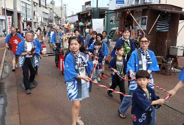 燕戸隠神社秋季祭礼は夜店なくてもキッチンカーやあそびのひろば、江戸神輿子、供みこしで盛り上が