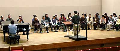 5日行われた東京混声合唱団の創設者で桂冠指揮者の田中信昭さんによる三条市音楽協会合唱団「くじら」の指導