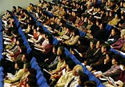 会場で約850人が聞き入った