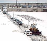 雪は小康状態だが、路面状況は悪化