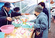 三条の二・七の市で「まゆ玉」飾りがお目見え