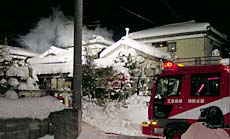 19日夜、三条市の住宅地で火災