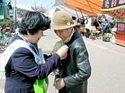 三条市の緑の羽根は市職員の街頭募金でスタート
