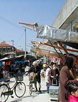 三条「二七の市」移転で祭りのようなにぎわい