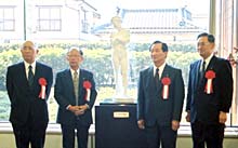 三条信用金庫本店で彫刻像除幕式