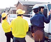 春の交通安全運動で栄町に交通指導所開設