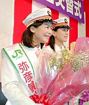 弥彦観光駅長交替式で山本和子さんが新観光駅長に