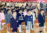 6日、燕市の小学校で入学式