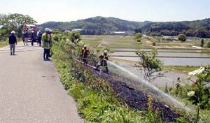 17日、三条市月岡地内で枯れ草火災