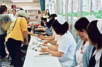燕労災病院が院外で「ふれあいフェア」
