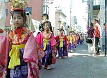 三条で花祭りのおねりとかん仏会