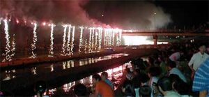越後加茂川夏祭り、日本一のナイアガラ花火でフィナーレ