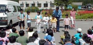 下田村立森町小で「よってげ・森町ふれあい交番」