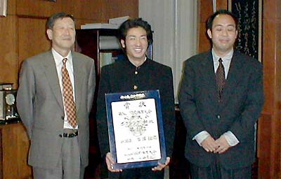 巻農高3年斉藤佑弥さんがみやぎ国体ボクシングで優勝を三条市長に報告(2001.10.31)